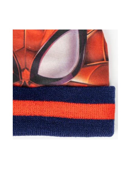 Detalle gorro con diseño de máscara de Spider-Man