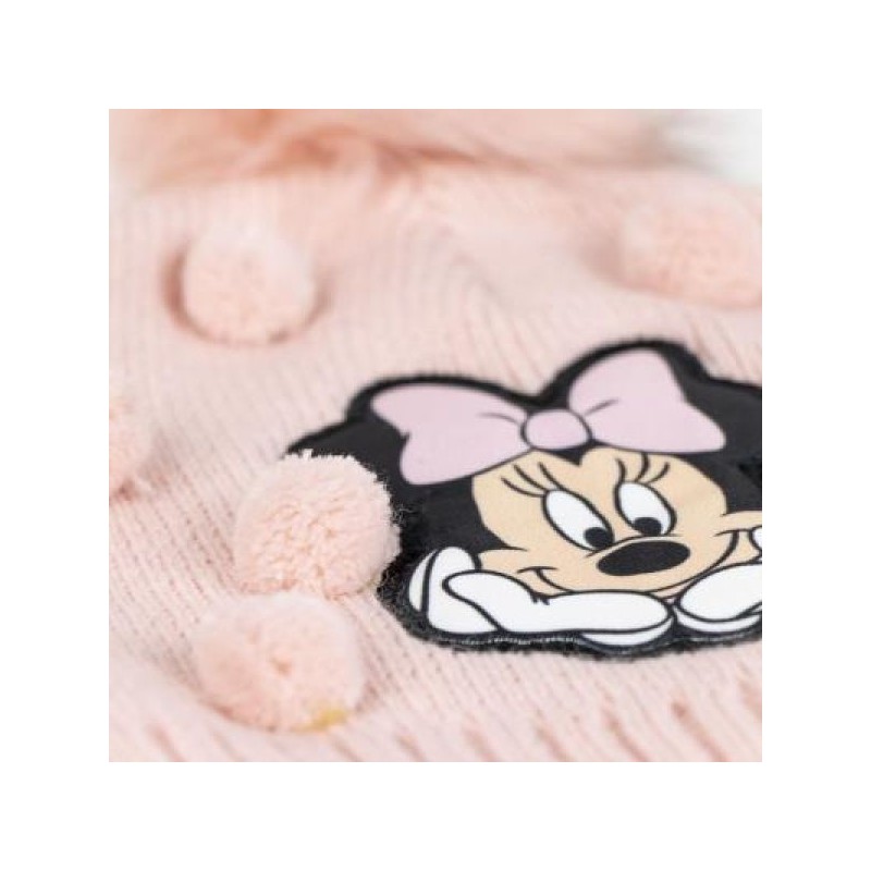 Detalle del parche bordado de Minnie Mouse en gorro de punto rosa