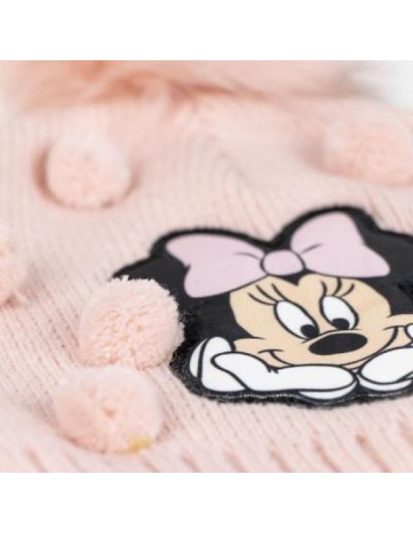 Detalle del parche bordado de Minnie Mouse en gorro de punto rosa