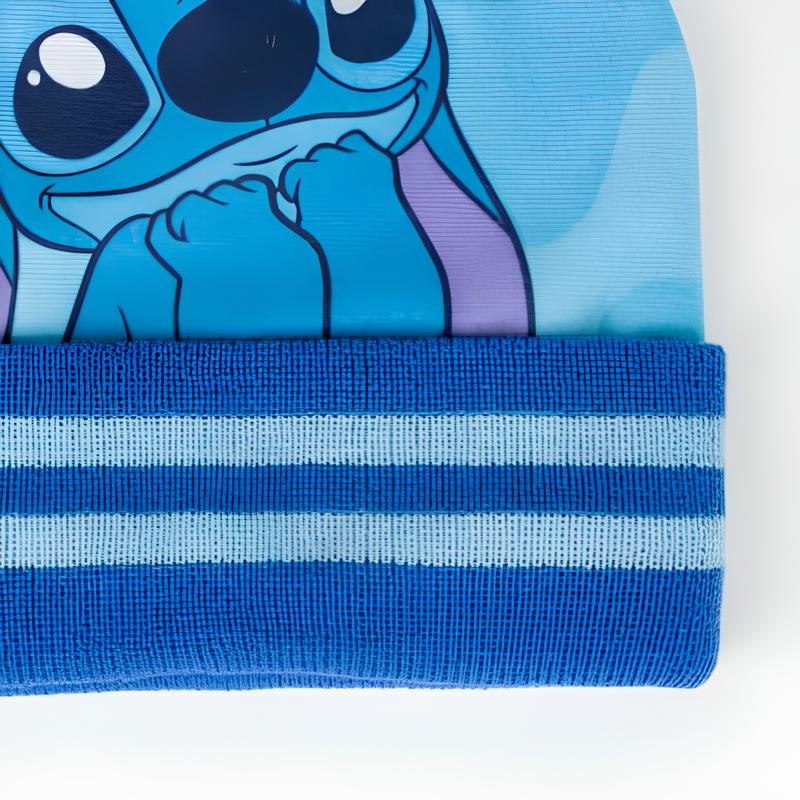 Detalle gorro azul de Stitch para niño