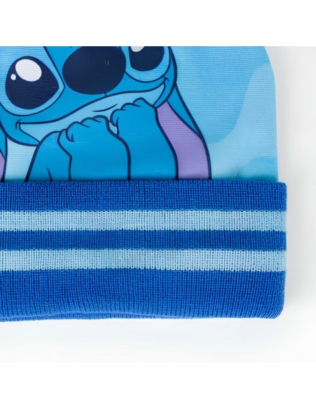Detalle gorro azul de Stitch para niño