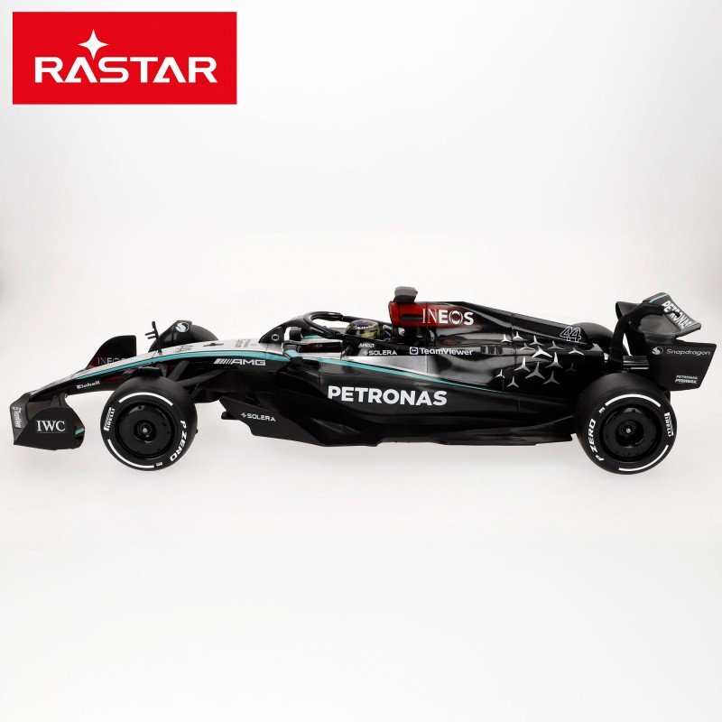 Coche radiocontrol Mercedes-AMG F1 W15 E Performance a escala 1:12 de Rastar - Réplica oficial de Fórmula 1 vista lateral