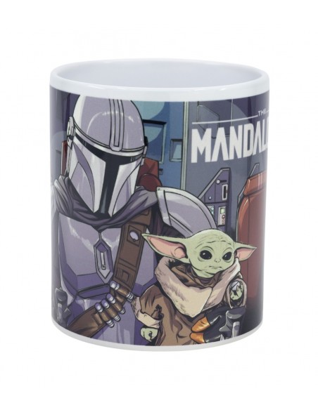 Primer plano de la taza The Mandalorian con el diseño de Din Djarin en alta resolución