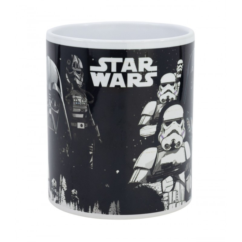 Primer plano de taza cerámica Star Wars con diseño detallado de Darth Vader