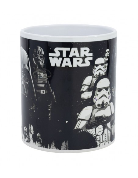 Primer plano de taza cerámica Star Wars con diseño detallado de Darth Vader