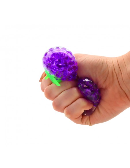detalle mano apretando juguete antiestrés con forma de uva de textura flexible