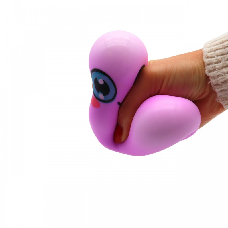 Detalle de mano apretando pulpo antiestrés rosa