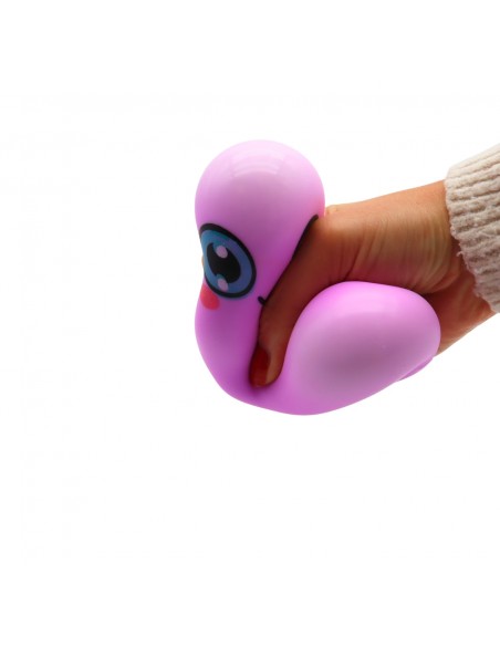 Detalle de mano apretando pulpo antiestrés rosa