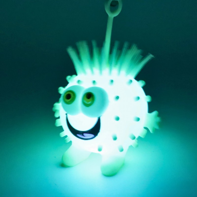 Pelota Puffer Ball brillando en la oscuridad con luz LED azul