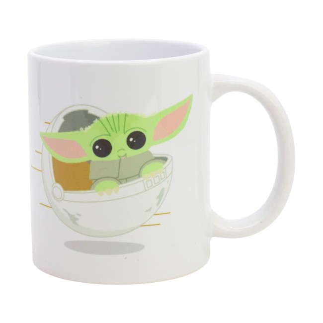 Primer plano de taza blanca de Star Wars con ilustración de Grogu (The Child) y el texto oficial The Mandalorian.