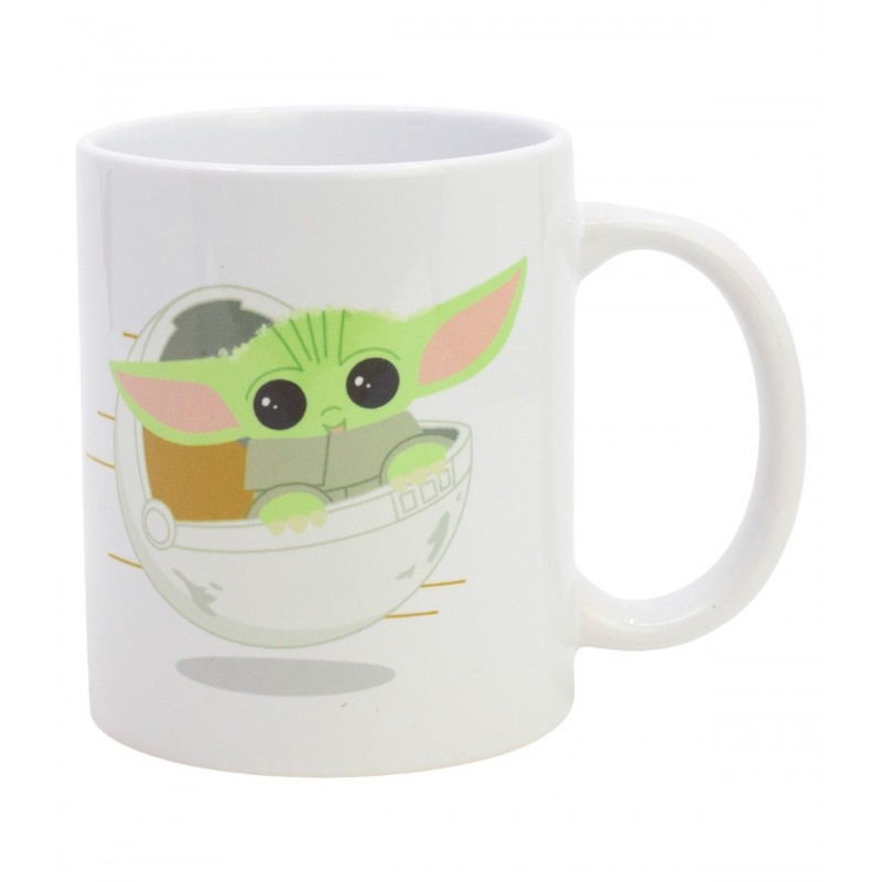 Primer plano de taza blanca de Star Wars con ilustración de Grogu (The Child) y el texto oficial The Mandalorian.
