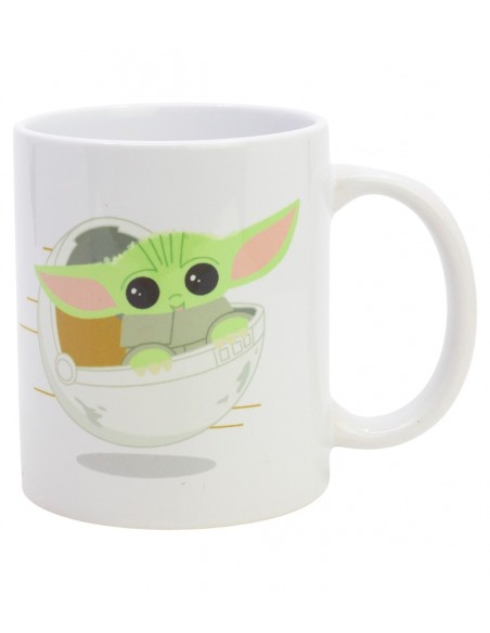 Primer plano de taza blanca de Star Wars con ilustración de Grogu (The Child) y el texto oficial The Mandalorian.