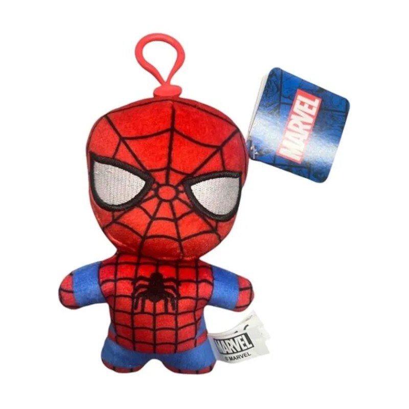 Detalle del llavero de peluche Clip-On de Spider-Man con enganche rojo y etiqueta con licencia oficial de Marvel.