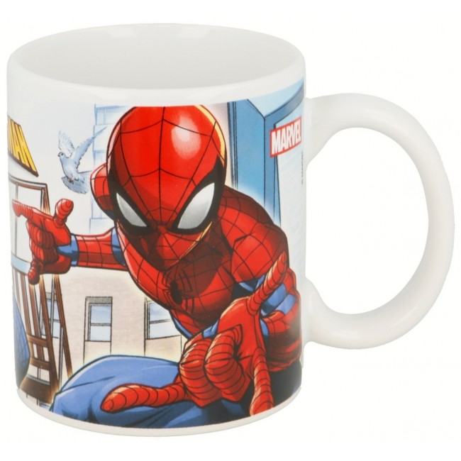 Lateral de la taza de Spiderman mostrando al personaje sobre un fondo de ciudad azul y el logotipo de Marvel.
