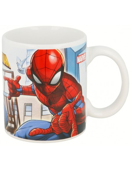 Lateral de la taza de Spiderman mostrando al personaje sobre un fondo de ciudad azul y el logotipo de Marvel.