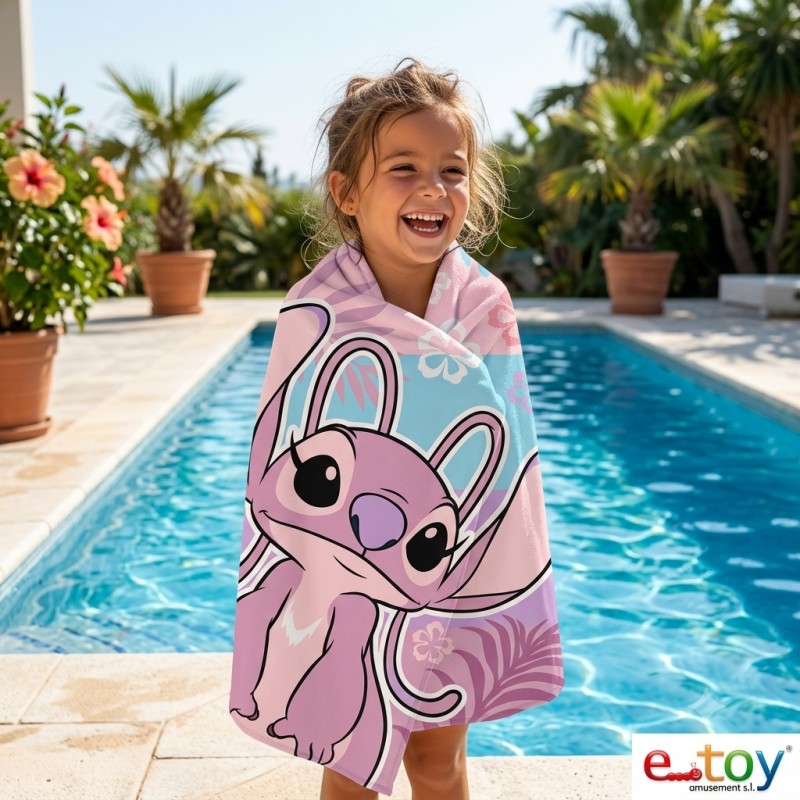 Niña en la piscina con la toalla de playa de microfibra Angel Disney Lilo y Stitch 140x70 cm
