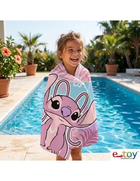 Niña en la piscina con la toalla de playa de microfibra Angel Disney Lilo y Stitch 140x70 cm