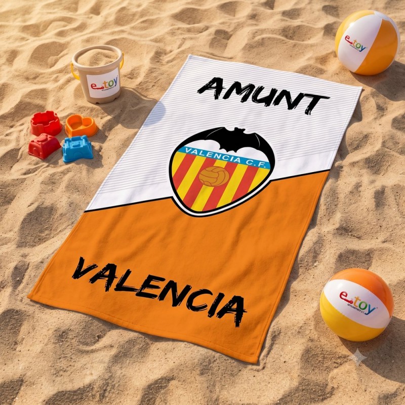 Toalla de microfibra del Valencia C.F. con el lema Amunt extendida sobre la arena de la playa