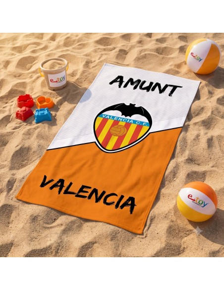 Toalla de microfibra del Valencia C.F. con el lema Amunt extendida sobre la arena de la playa