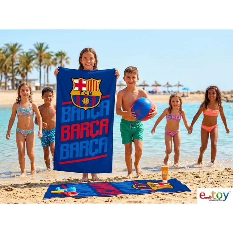 Niños jugando en la playa con la toalla oficial de microfibra del FC Barcelona 140x70 cm