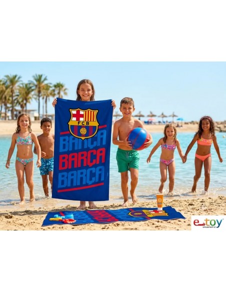 Niños jugando en la playa con la toalla oficial de microfibra del FC Barcelona 140x70 cm