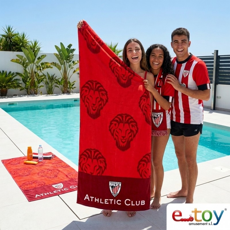 Aficionados del Athletic Club con toalla de microfibra roja en la piscina