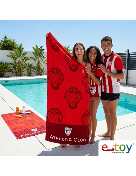 Aficionados del Athletic Club con toalla de microfibra roja en la piscina