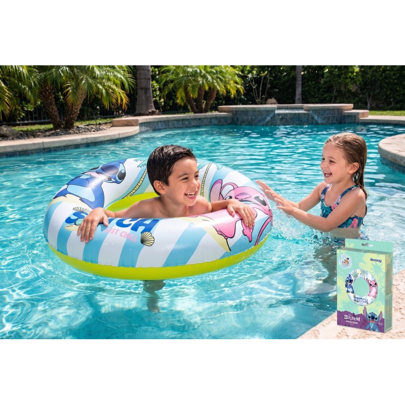Niños jugando en la piscina con el flotador hinchable de Stitch y Angel de Bestway