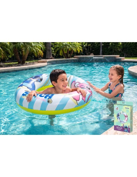 Niños jugando en la piscina con el flotador hinchable de Stitch y Angel de Bestway