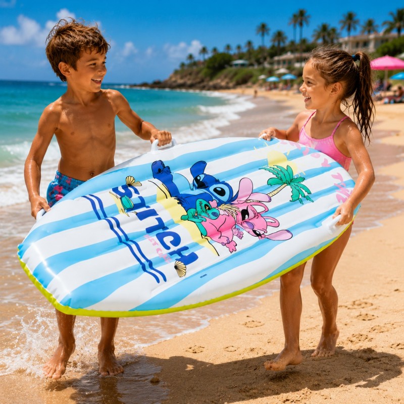 Dos niños sonrientes jugando en la playa con la tabla de surf hinchable de Stitch con asas
