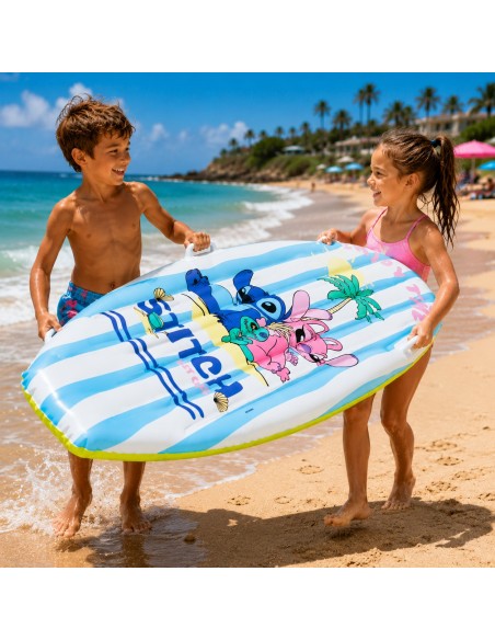 Dos niños sonrientes jugando en la playa con la tabla de surf hinchable de Stitch con asas