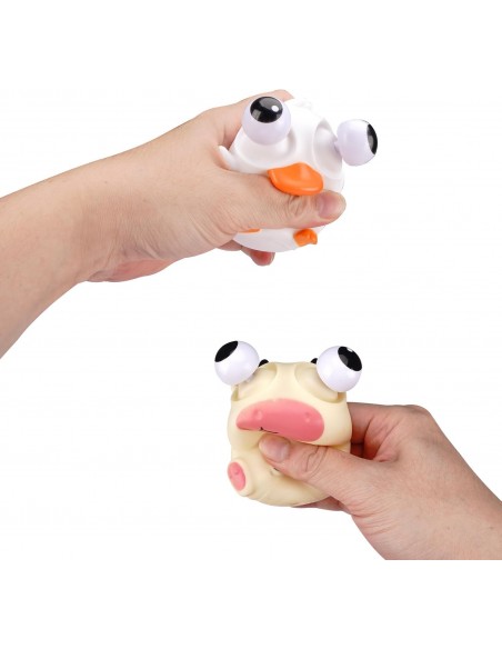 Manos apretando los animales antiestrés de patito y vaca haciendo saltar sus ojos.