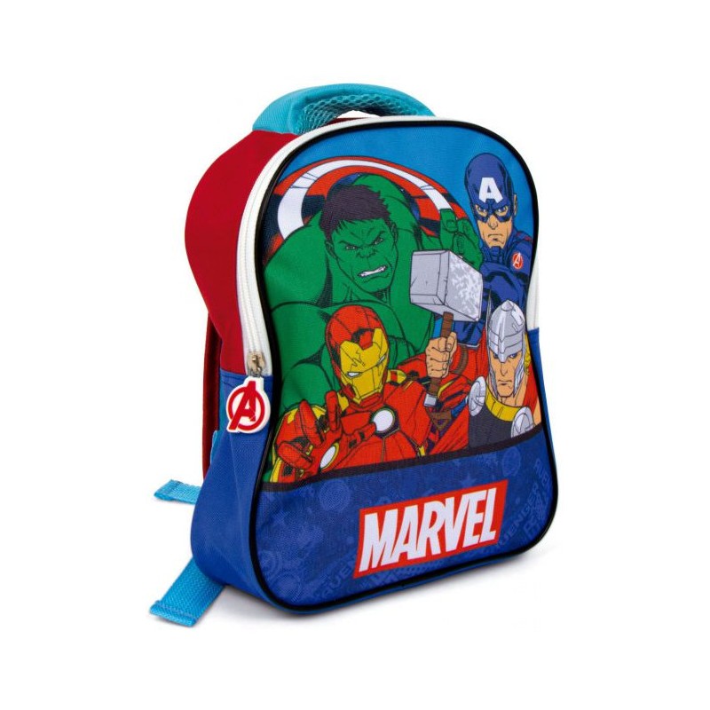 Vista lateral de la mochila de Los Vengadores mostrando el tirador de goma de la cremallera y el logo de Marvel.