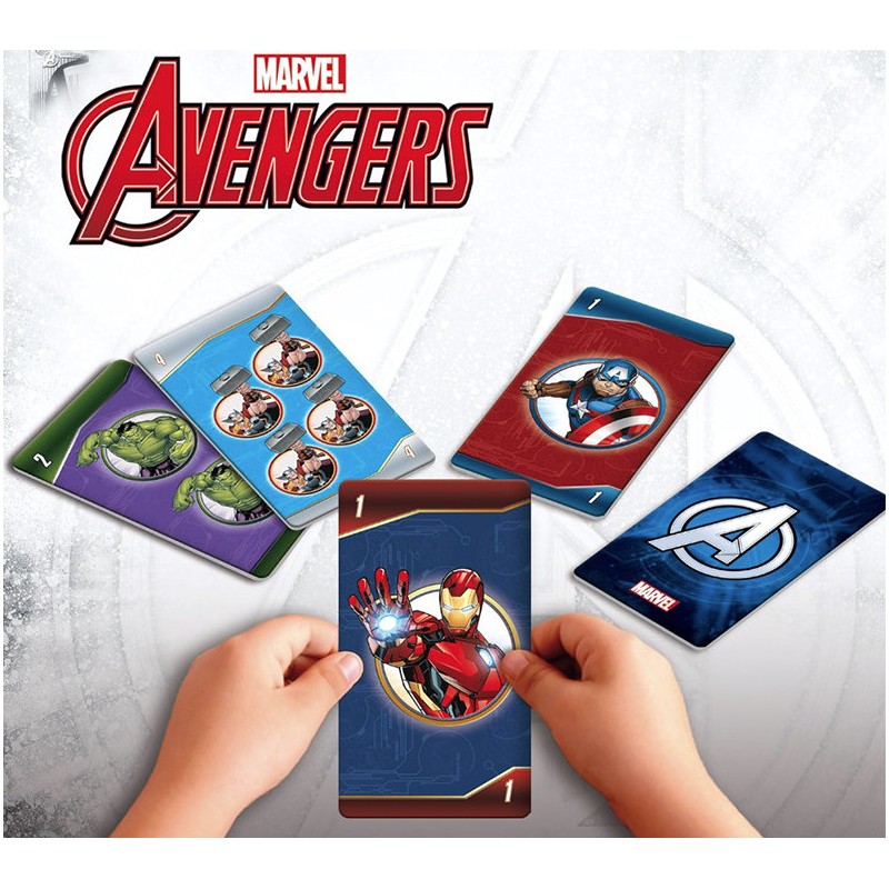 Niño sosteniendo una carta de Iron Man jugando al juego de mesa infantil de Los Vengadores Marvel.