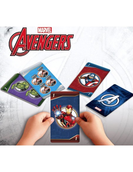 Niño sosteniendo una carta de Iron Man jugando al juego de mesa infantil de Los Vengadores Marvel.