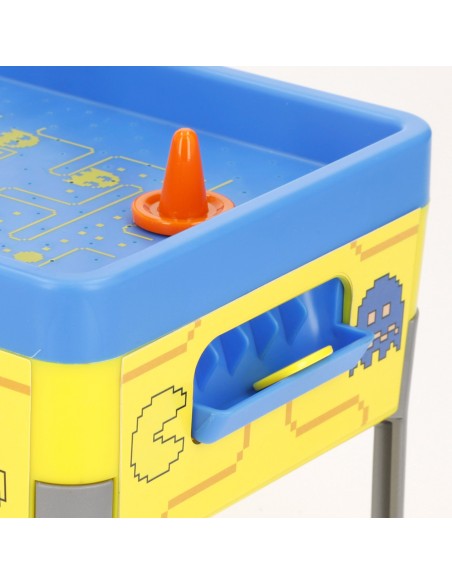 Primer plano del área de portería y pulsador naranja en la mesa de air hockey de Pac-Man.
