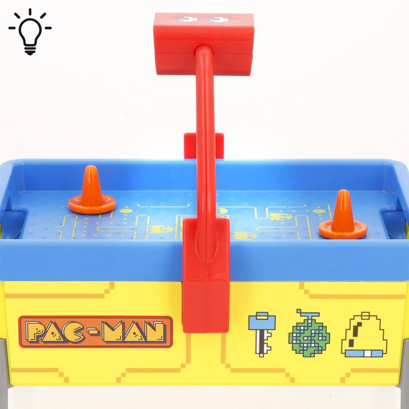 Vista del marcador superior con luz en la mesa de air hockey portátil de Pac-Man.