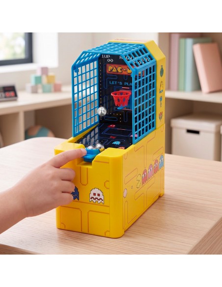 Mano de un niño pulsando el lanzador del juego de baloncesto de mesa Pac-Man Arcade sobre un escritorio.
