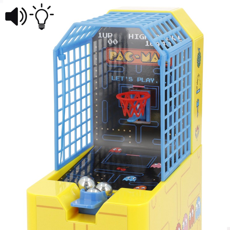 Vista frontal del juego de baloncesto de mesa Pac-Man Arcade destacando la minicanasta con iconos de efectos de luz y sonido.