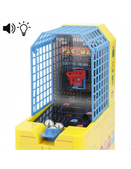 Vista frontal del juego de baloncesto de mesa Pac-Man Arcade destacando la minicanasta con iconos de efectos de luz y sonido.