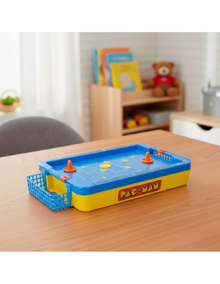 Juego de Air Hockey de mesa Pac-Man Mini Arcade colocado sobre una mesa de madera en una habitación infantil.