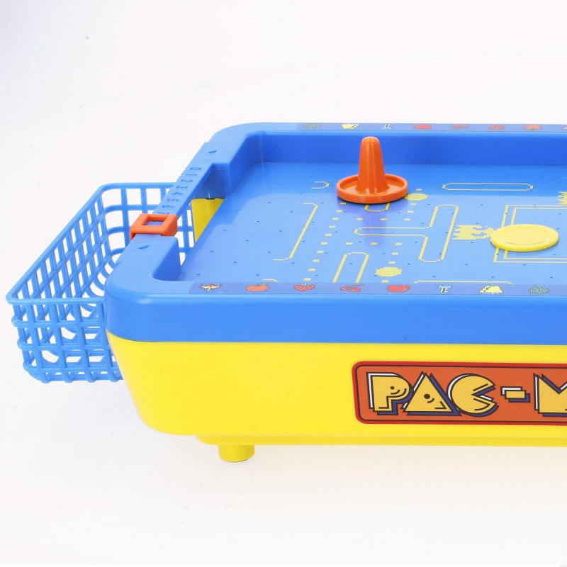 Detalle en primer plano del marcador de puntos manual y la porteria con red del juego de Air Hockey de mesa Pac-Man Mini Arcade.