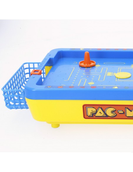 Detalle en primer plano del marcador de puntos manual y la porteria con red del juego de Air Hockey de mesa Pac-Man Mini Arcade.