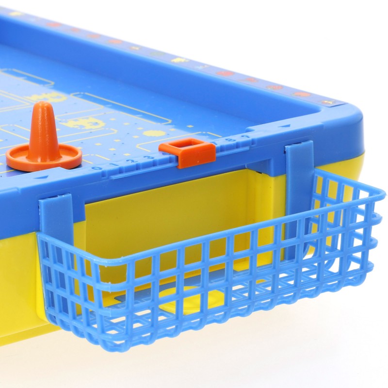 Detalle de primer plano de la portería azul con red recogedora de discos del juego de Air Hockey de mesa Pac-Man Mini Arcade.