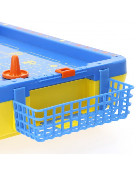 Detalle de primer plano de la portería azul con red recogedora de discos del juego de Air Hockey de mesa Pac-Man Mini Arcade.