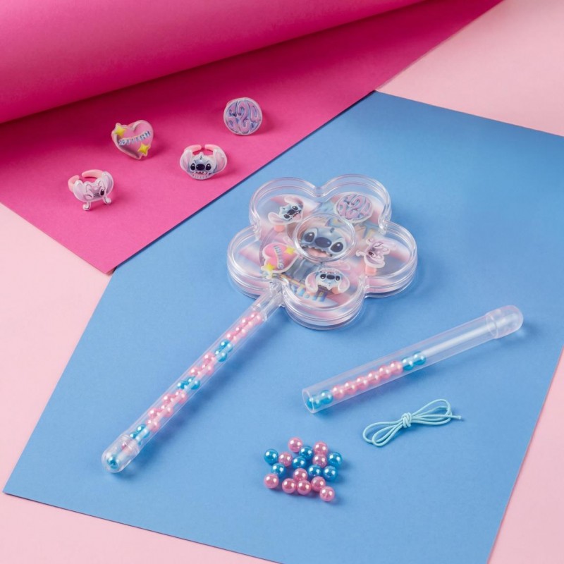 Vista completa del set de bisutería infantil Disney Stitch con varita estuche, cuentas y anillos.