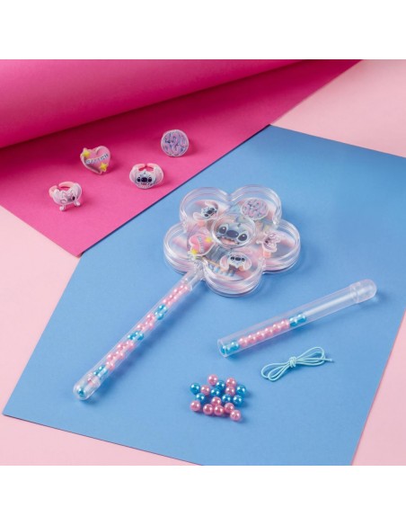 Vista completa del set de bisutería infantil Disney Stitch con varita estuche, cuentas y anillos.