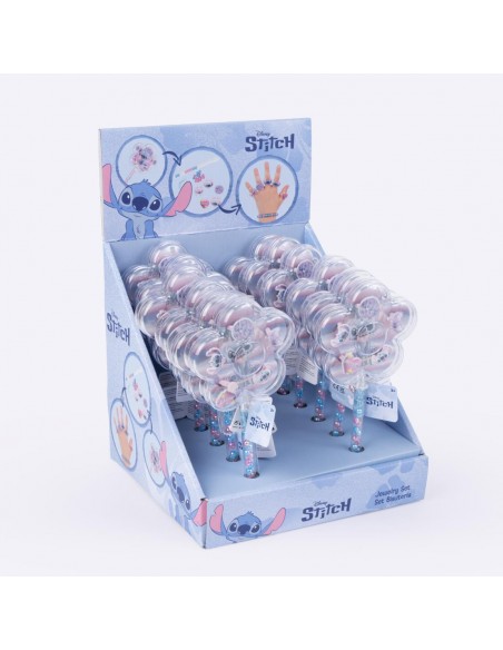 Vista en ángulo del expositor de venta de impulso con los sets de bisutería en varita de Stitch.