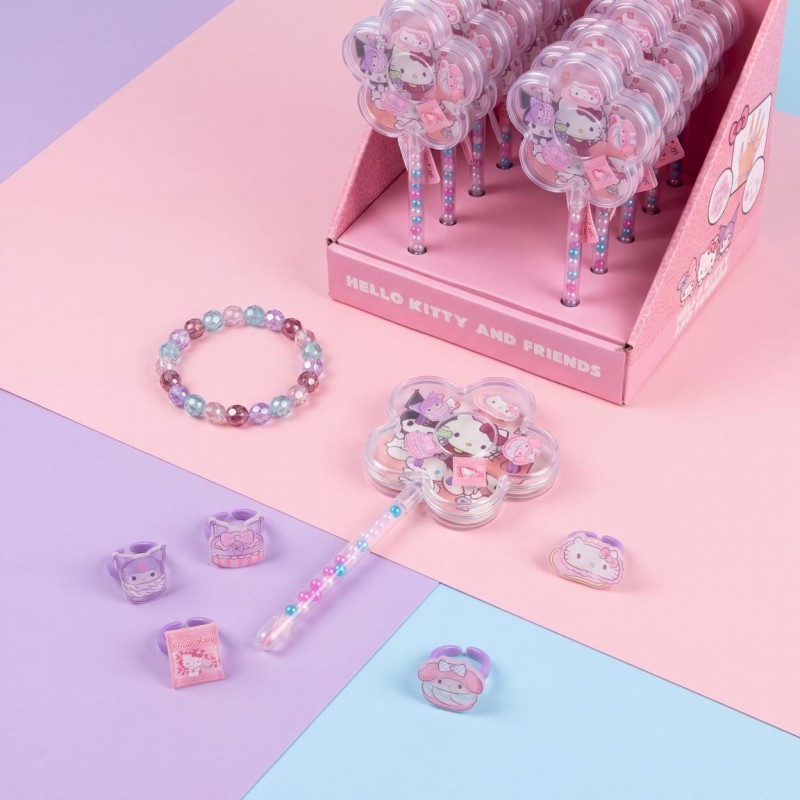 Composición con la varita de flor, pulsera, anillos y expositor del set de bisutería Hello Kitty and Friends.