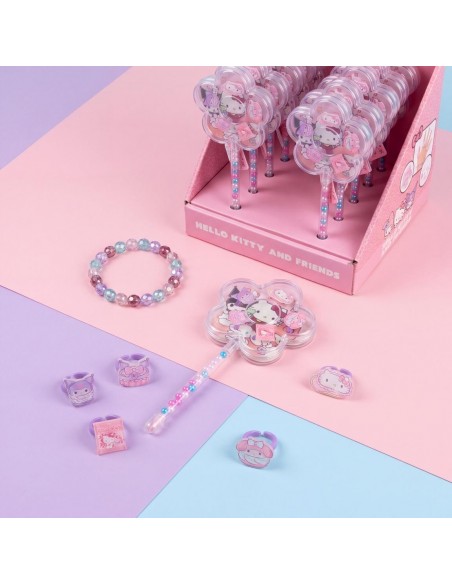 Composición con la varita de flor, pulsera, anillos y expositor del set de bisutería Hello Kitty and Friends.